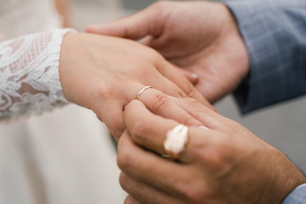 Lo sposo mette l'anello nuziale alla sposa