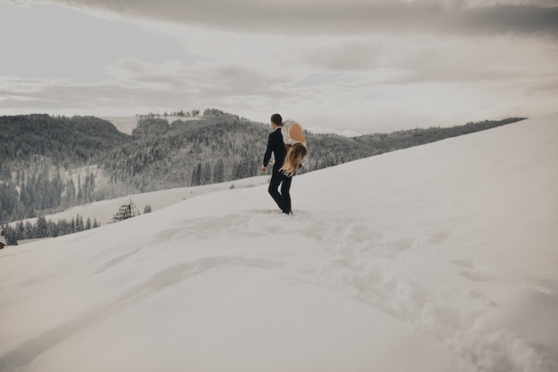 Lo sposo prese la sua sposa sulle spalle e la portò via attraverso la neve