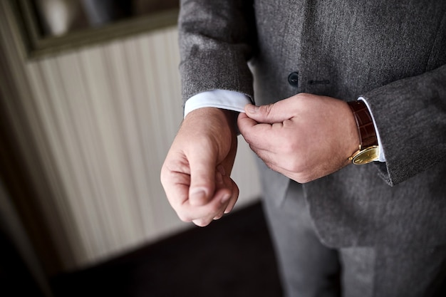 Lo sposo si prepara la mattina prima della cerimonia di matrimonio