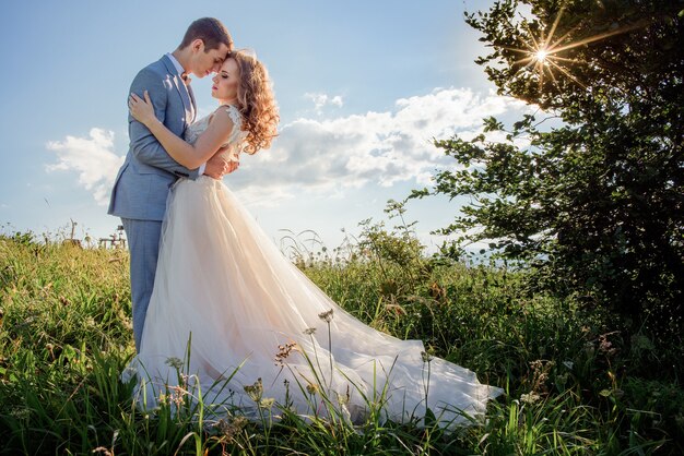 Lo sposo tiene la condizione tenera della sposa prima di bello paesaggio