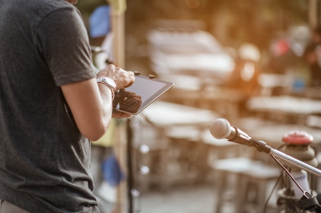 Lo staff sta aiutando a controllare i suoni dello strumento per i musicisti prima dell'inizio della musica