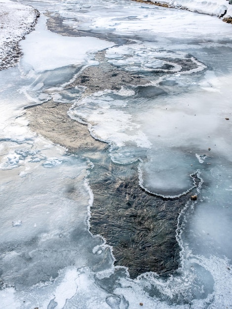 Lo stagno di ghiaccio scivoloso sopra la cascata di Kirkjufellfoss l'acqua diventa ghiaccio e neve in Islanda