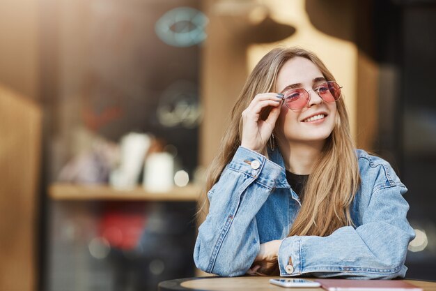 Lo stile è nel suo sangue. Fiduciosa bella ragazza urbana con bl