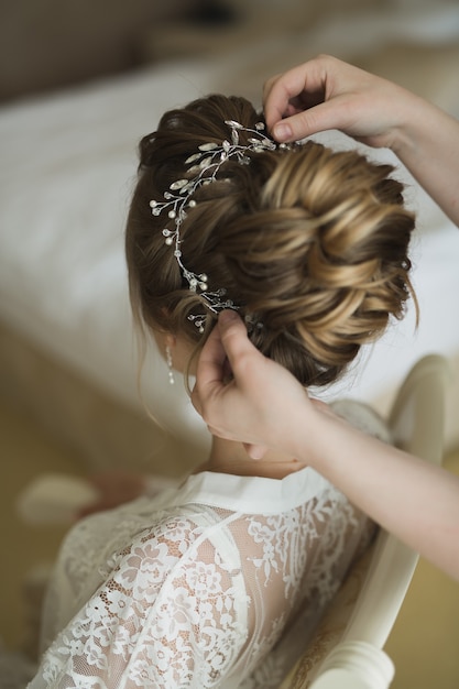 Lo stilista rende i capelli la sposa