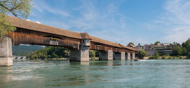 Lo storico ponte di legno in Svizzera sul fiume Reno a Bad Saeckingen in estate, Foresta Nera, Baden-Württemberg, Germania, Europa