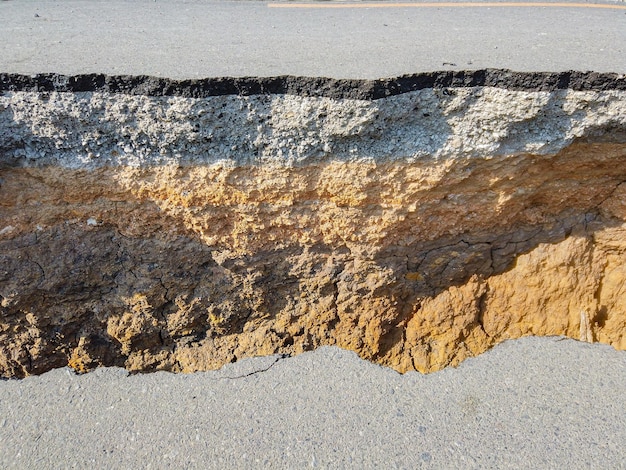 Lo strato di strada asfaltata con terra e ghiaia