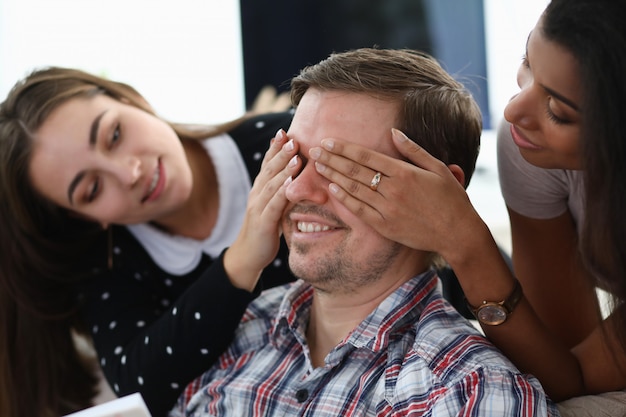 Lo studente delle amiche chiude gli occhi al sofà dell'uomo