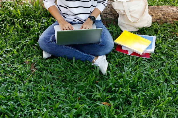 Lo studente intende fare i compiti mentre è seduto in un parco.