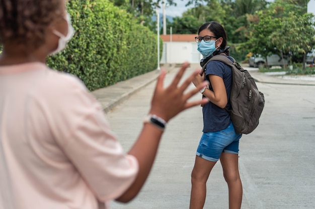 Lo studente ispanico si congeda per andare a scuola durante la pandemia