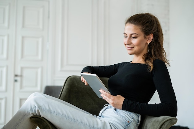 Lo studente naviga in internet in pausa Stampa un messaggio al cliente via e-mail Una donna che studia