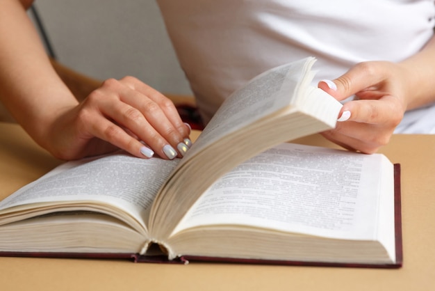 Lo studente sta studiando il libro di testo