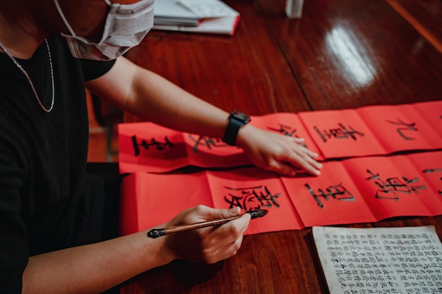 Lo studioso vietnamita scrive la calligrafia al Long Son Il festival della calligrafia è una tradizione popolare durante le vacanze di Tet Scrivere distici per il nuovo anno del Festival di Primavera