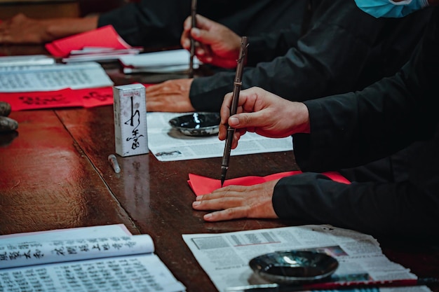 Lo studioso vietnamita scrive la calligrafia al Long Son Il festival della calligrafia è una tradizione popolare durante le vacanze di Tet Scrivere distici per il nuovo anno del Festival di Primavera