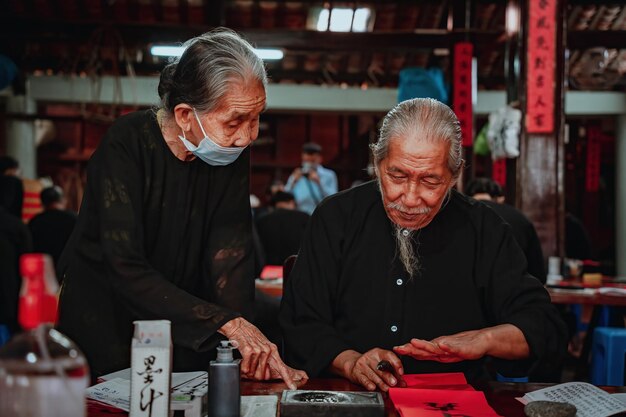 Lo studioso vietnamita scrive la calligrafia al Long Son Il festival della calligrafia è una tradizione popolare durante le vacanze di Tet Scrivere distici per il nuovo anno del Festival di Primavera