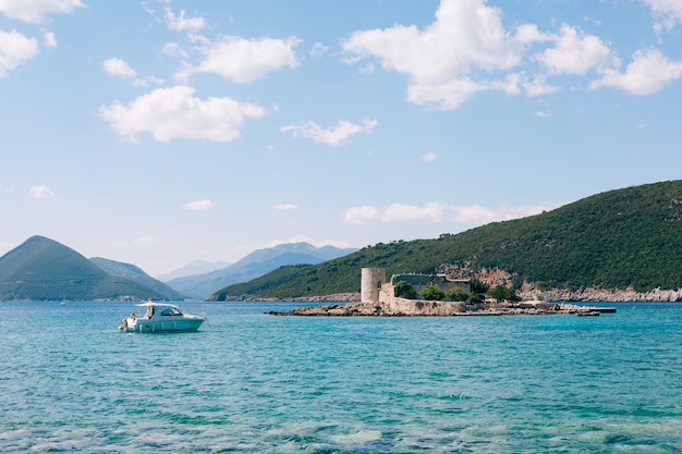 Lo yacht a motore naviga verso l'isola di otocic gospa montenegro