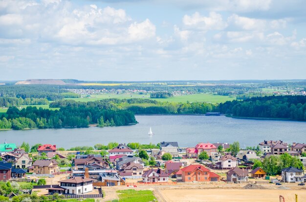 Lo yacht naviga attraverso il pittoresco grande bacino idrico di Minsk Drozdy in Bielorussia.