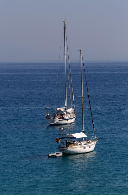 Lo yacht naviga ormeggiato nella regione di mare aperto dell'Epiro in Grecia