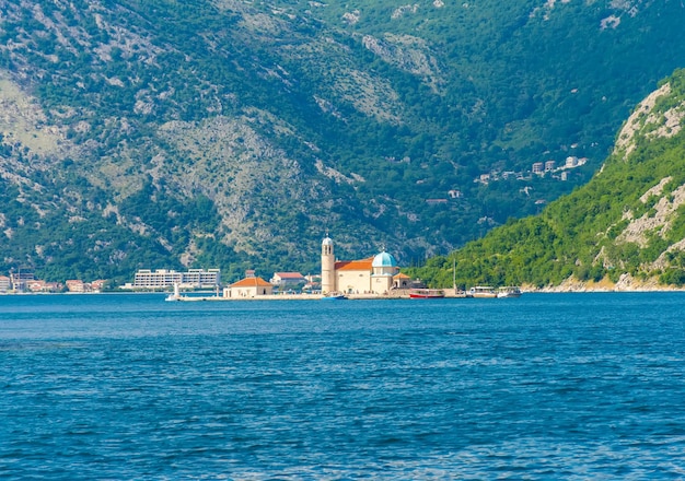 Lo yacht naviga vicino alla pittoresca isola di Gospa od Skrpela nella baia di Boka Kotorsky