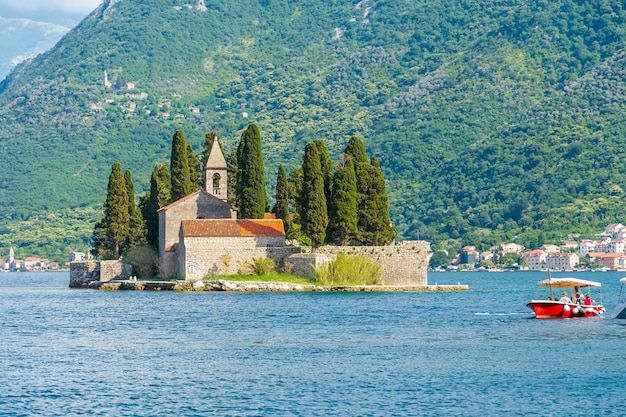 Lo yacht naviga vicino alla pittoresca isola di San Giorgio nella baia di Kotor.