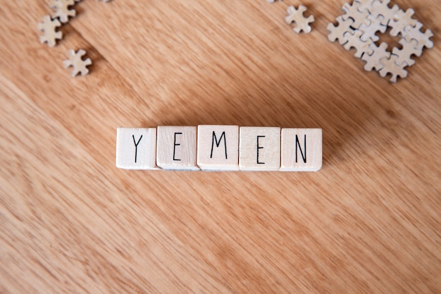 Lo Yemen del paese scritto sui cubi di legno su fondo di legno, paese in Medio Oriente