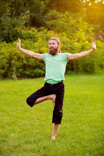 Lo yoga in natura fa esercizio sull'equilibrio