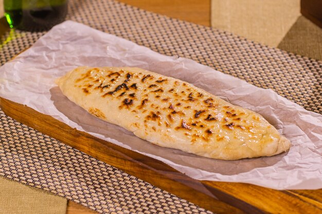 Lobiani e khachapuri freschi su un tavolo di legno in confezione organica. Dolci e cibo tradizionali georgiani.