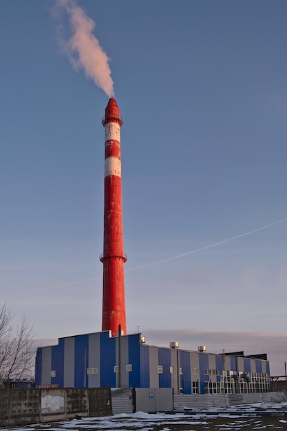 Locale caldaia distrettuale con alto camino in cemento rosso Oggetto del sistema di fornitura di calore della città