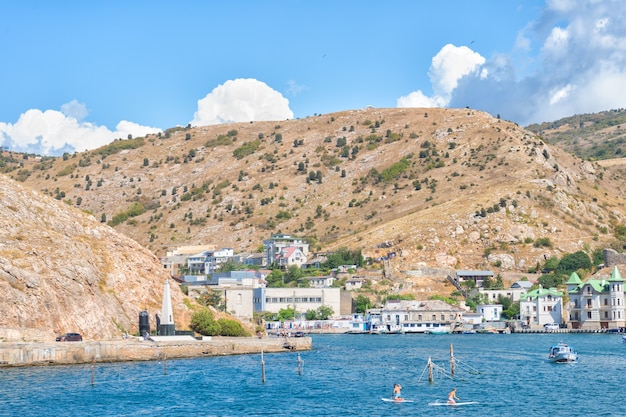 Località del Mar Nero Crimea, Russia, calde onde estive e cielo blu