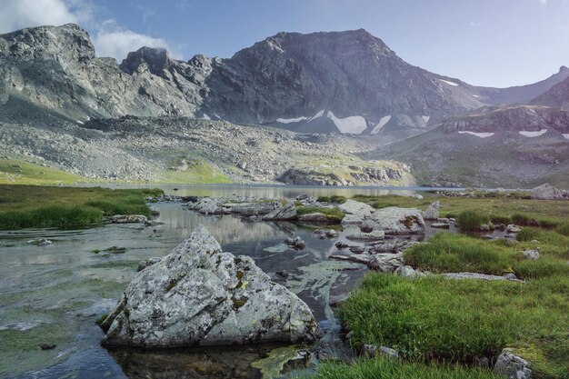 Località turistica di Arkhyz del lago Turye di montagna