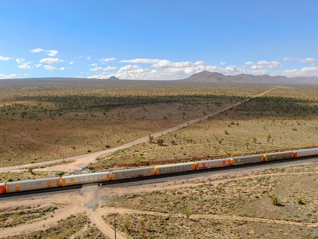 Locomotiva cargo motore ferroviario attraversamento Arizona deserto deserto Arizona USA