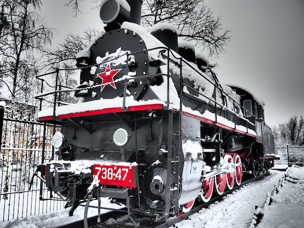 Locomotiva del treno retrò del XIX secolo in stile vintage treno nero con ruote rosse