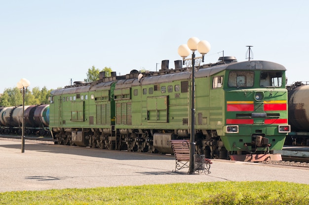 Locomotiva diesel sulla piattaforma della stazione