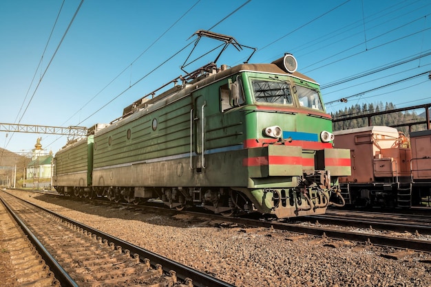 Locomotiva elettrica su rotaie. Tema del trasporto