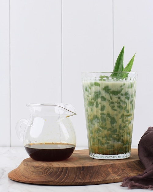 Lod Chong o Cendol è un dessert dolce ghiacciato Contiene gocce di farina di riso verde Gelatina Latte di cocco e sciroppo di zucchero di palma Popolare in Thailandia Indonesia Malesia Singapore Cambogia e Vietnam