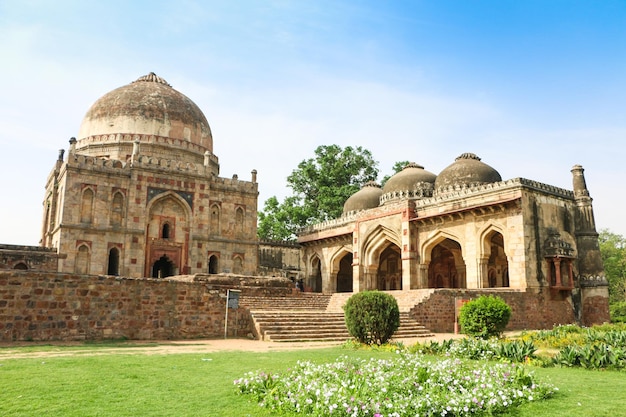 Lodhi Gardens è un parco cittadino situato a Nuova Delhi, in India, distribuito su 90 acri