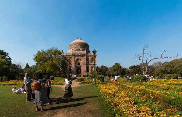 Lodhi Gardens è un parco cittadino situato a Nuova Delhi, in India, distribuito su 90 acri