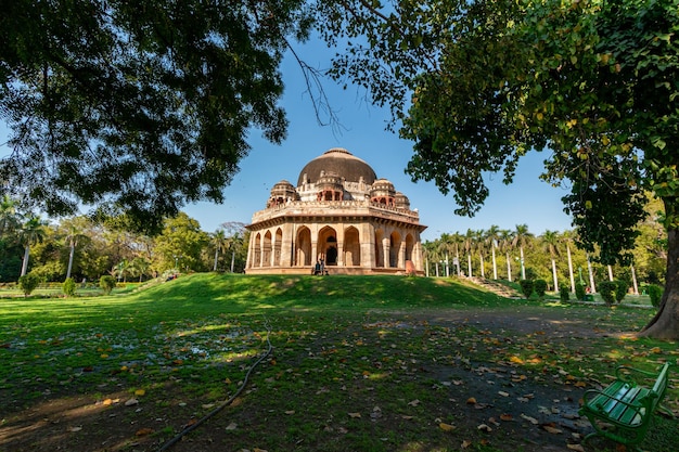 Lodhi Gardens è un parco cittadino situato a Nuova Delhi, in India, distribuito su 90 acri