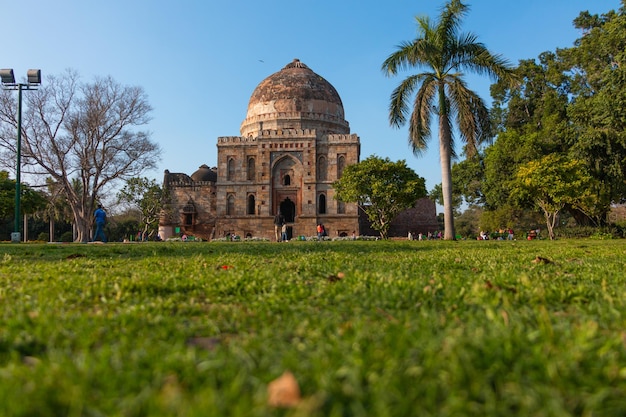 Lodhi Gardens è un parco cittadino situato a Nuova Delhi, in India, distribuito su 90 acri