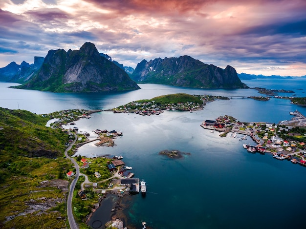 Lofoten è un arcipelago nella contea di Nordland, Norvegia. È noto per uno scenario caratteristico con montagne e cime spettacolari, mare aperto e baie riparate, spiagge e terre incontaminate.