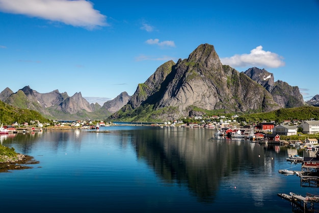 Lofoten è un arcipelago nella contea di Nordland, Norvegia. È noto per uno scenario caratteristico con montagne e cime spettacolari, mare aperto e baie riparate, spiagge e terre incontaminate.