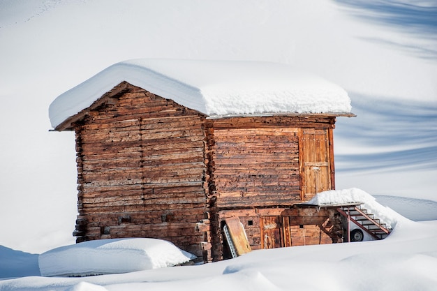 Log cottage immerso nella neve