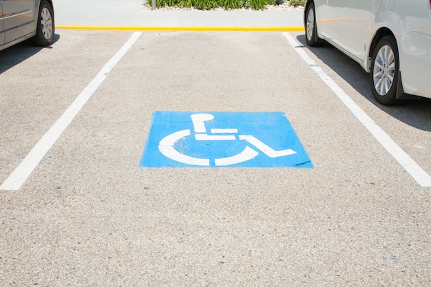 Loghi per disabili sul parcheggio. Il parcheggio di handicap firma dentro Boston City.