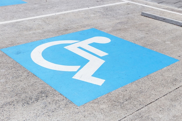 Loghi per disabili sul parcheggio