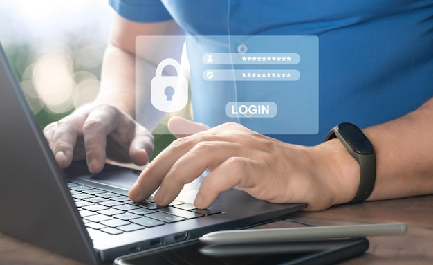 Login e password proteggono le informazioni personali verificando l'identità prima di utilizzare la password del laptop per accedere al concetto di sicurezza informatica dei dati personali dell'utente
