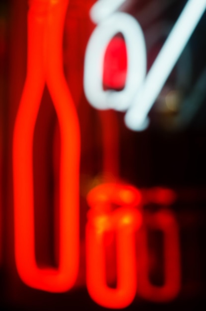 Logo al neon del caffè cinese, ristorante nell'edificio. luminarie, ghirlande. Urbano.