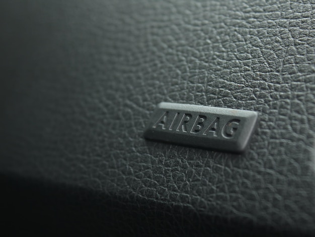 Logo dell'airbag sul cruscotto di un furgone