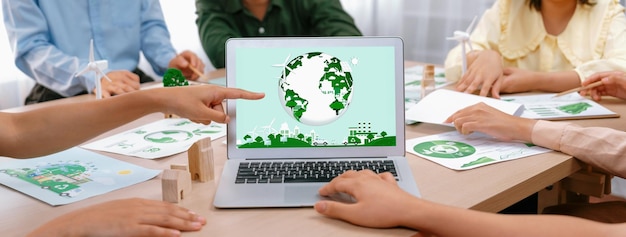 Logo della città verde visualizzato su un portatile in una riunione aziendale verde Delineation.