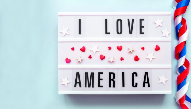 Logo di amore America. Adoro l'America scritta in scatola luminosa Buon Giorno dell'Indipendenza degli Stati Uniti