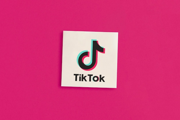 Logo Tik Tok su sfondo rosa