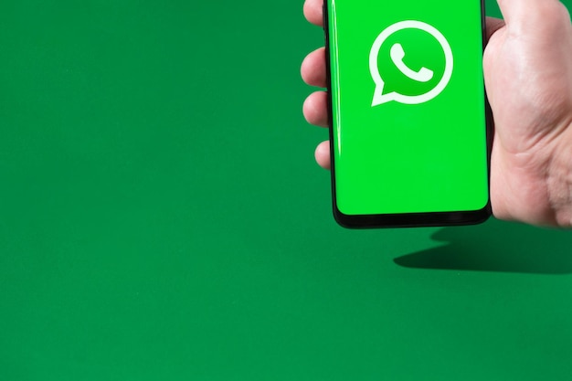 Logo WhatsApp sullo schermo dello smartphone.